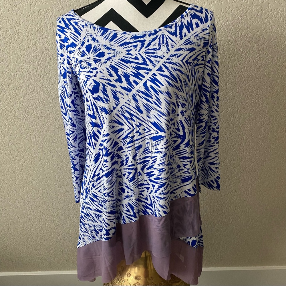 Cupio || blue and white patterned asymmetrical hem tunic top